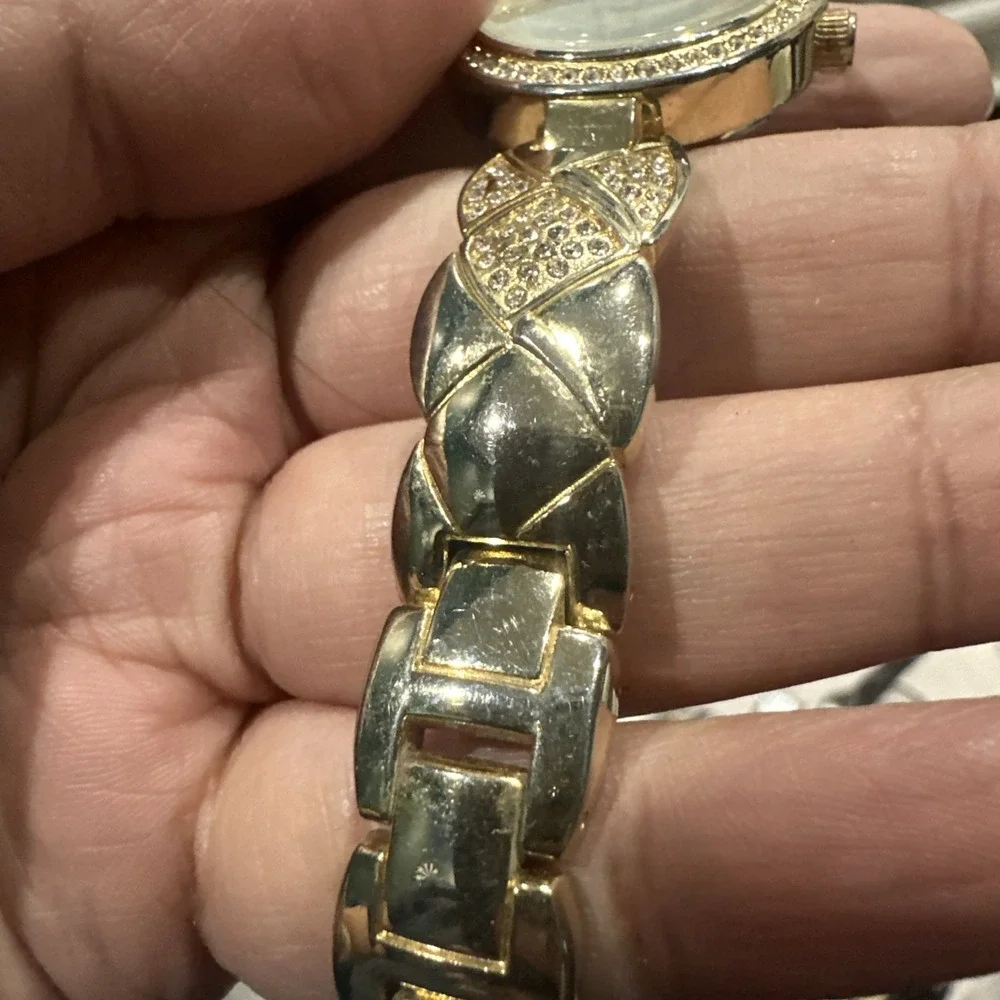 Working VP by TIMEX Womens Dainty Watch 30 mm Gold Tone Bracelet MOP dial Fit 7